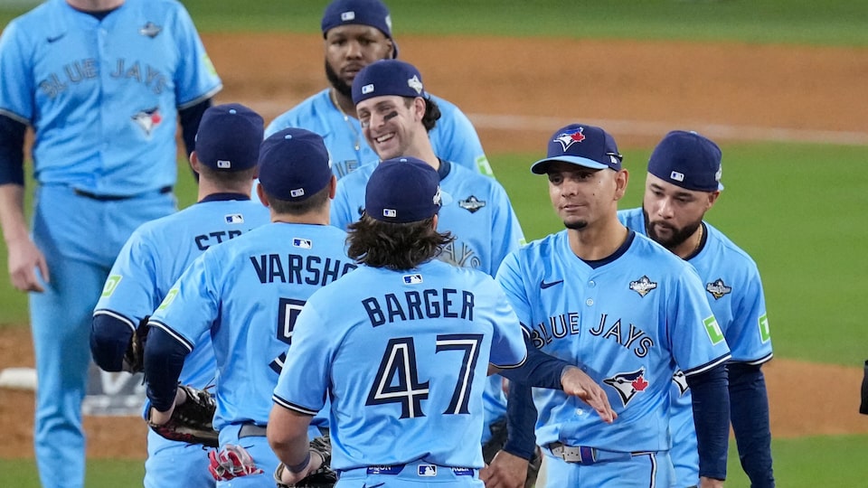 Fans at Rogers Centre rejoice over Blue Jays' Game 4 win over Dodgers