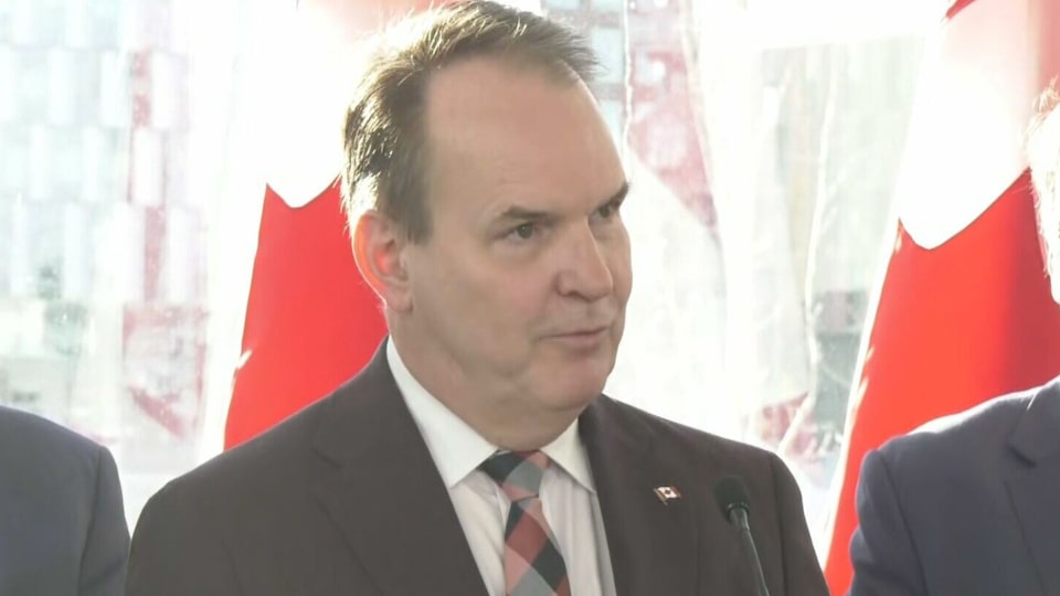 Government House leader alludes to more conversations with Conservative MPs after floor crossing