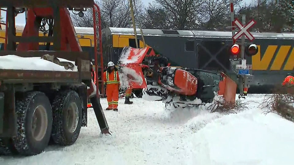 Via Rail train collides with snowplow causing major GO delays in the east end