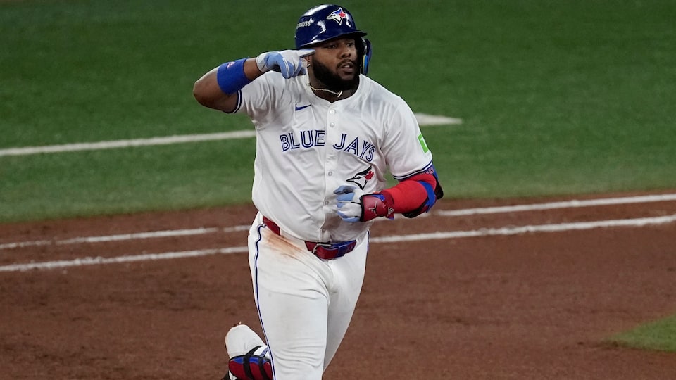 The final moments as the Blue Jays defeat the Mariners to force Game 7 of ALCS