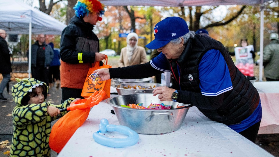CTV National News: Canadians juggling Halloween responsibilities while cheering on the Blue Jays