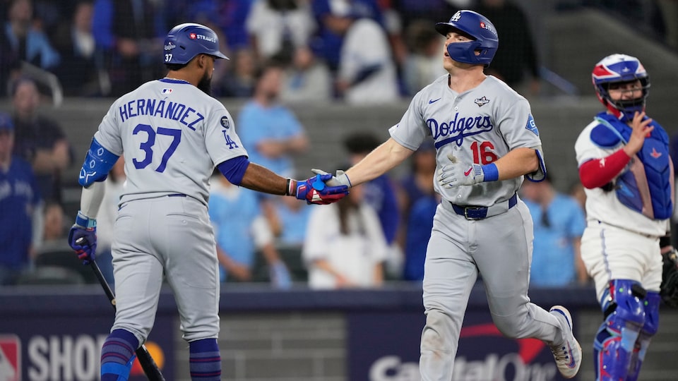 Blue Jays trailing 3-1 after the 7th inning against Dodgers in Game 2