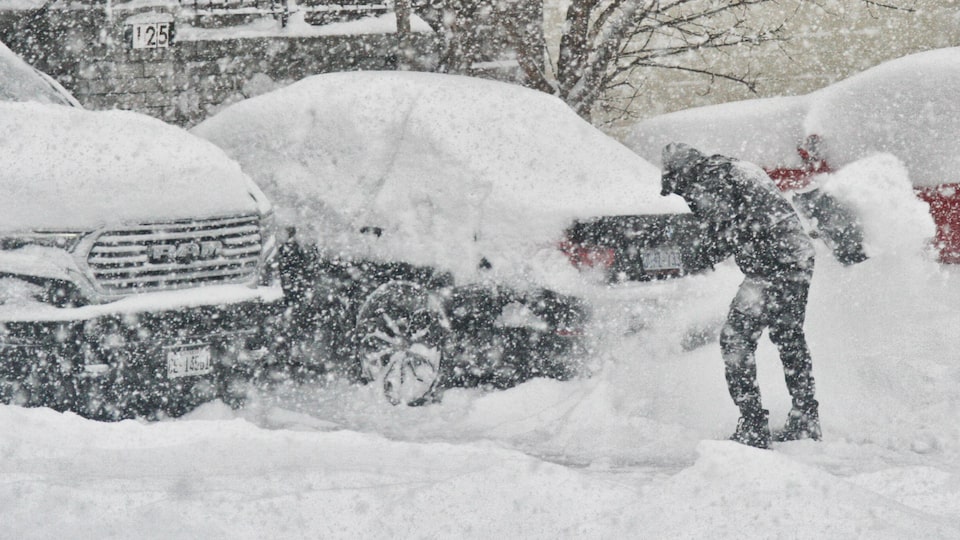 Driving safety tips from police: travel with gloves, emergency blanket, windshield fluid