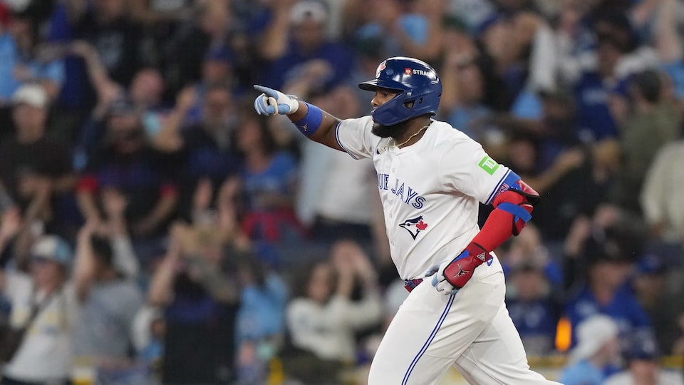 Jays’ fans expect ‘roof is going to be blowing off with the noise’ at ALCS Game 7