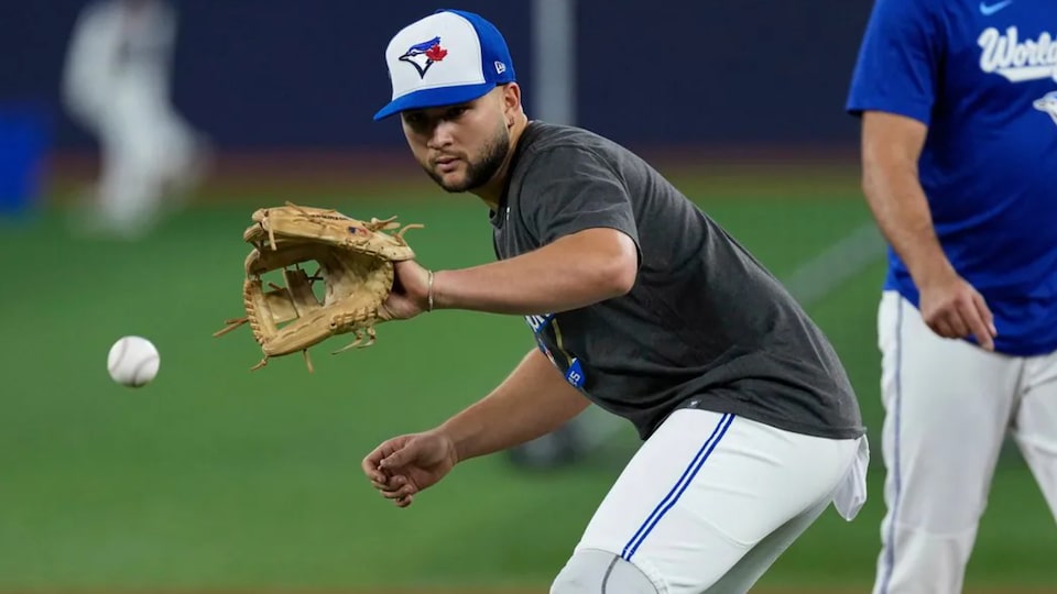 ‘It’s a gamble’: Cauz on starting Bo Bichette in the field in World Series