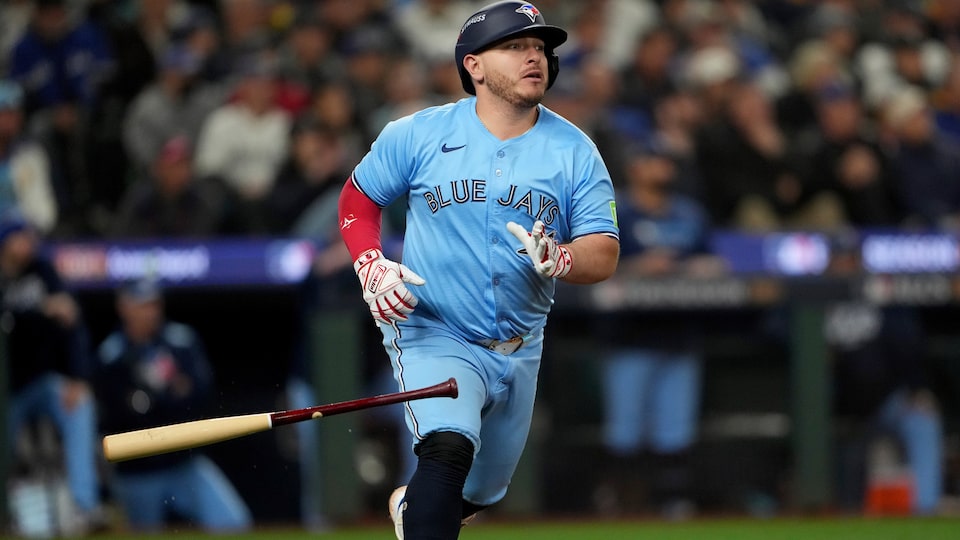 'It was bananas in here': Fans in Toronto react to the Blue Jays' big lead over Mariners